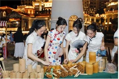 人生就是搏官网欢乐小镇：盛世华诞，共享夜市璀璨国庆夜，逛不一样的夜市